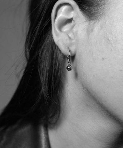 Alternative view of Noir øredobber i sølv med charm