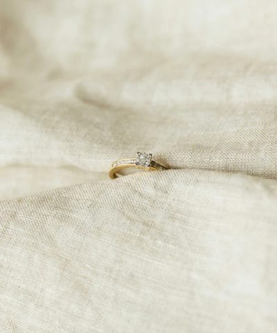 Alternative view of Ring i gult gull med diamant 0,33 ct WSI