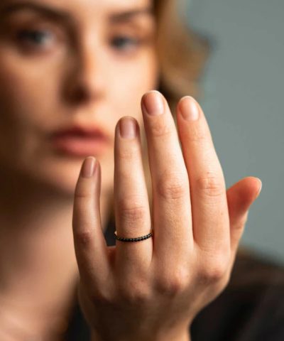 Alternative view of Ring i gult gull med sort diamant 0,27 ct