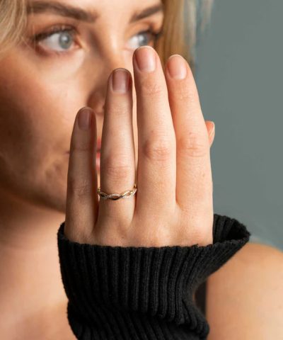 Alternative view of Ring i gull med diamant 0,09 ct WSI