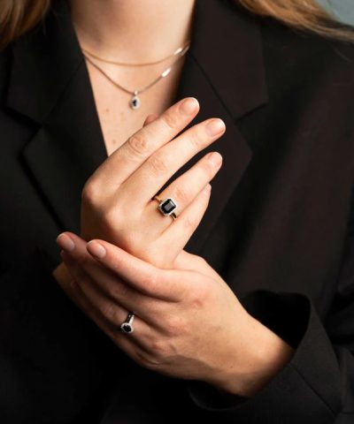 Alternative view of Ring i gull med diamant 0.14 ct WSI