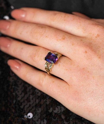 Alternative view of Ring i gull med CZ lilla/hvit