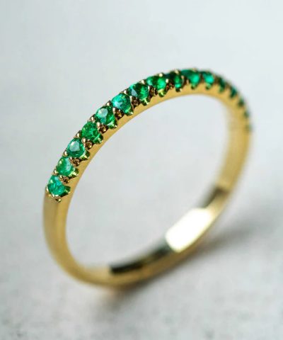 Alternative view of Rekkering i gult gull med smaragd