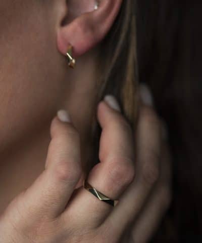 Alternative view of Fasett ring i gult gull