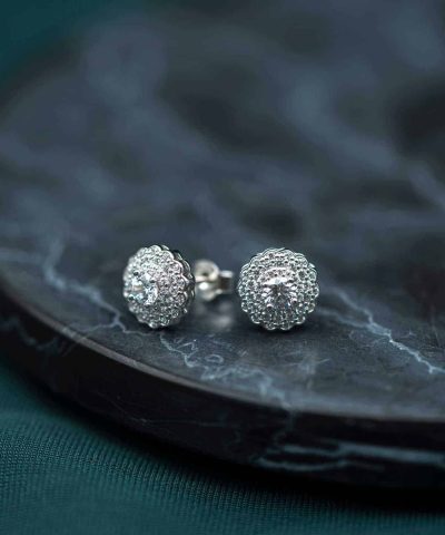 Alternative view of Maud øredobber i sølv med zirkonia