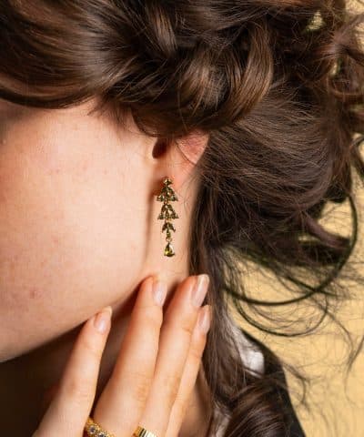 Alternative view of Zoe øredobber i sølv med oliven zirkonia