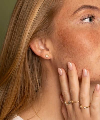 Alternative view of Shapes by Gulldia Tiny øredobber i sølv med zirkonia