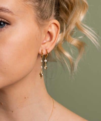 Alternative view of Shapes by Gulldia Keshi øredobber i sølv med perle