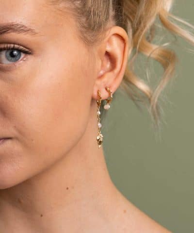 Alternative view of Shapes by Gulldia Keshi øredobber i sølv med perle, lang