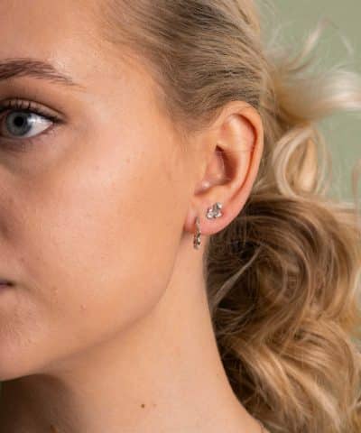 Alternative view of Shapes by Gulldia Petal øredobber i sølv med zirkonia