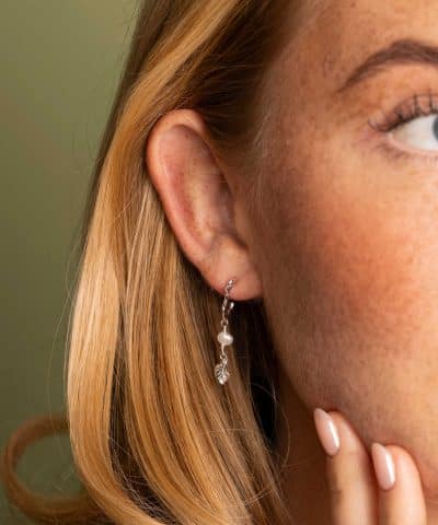 Alternative view of Shapes by Gulldia Keshi øredobber i sølv med perle