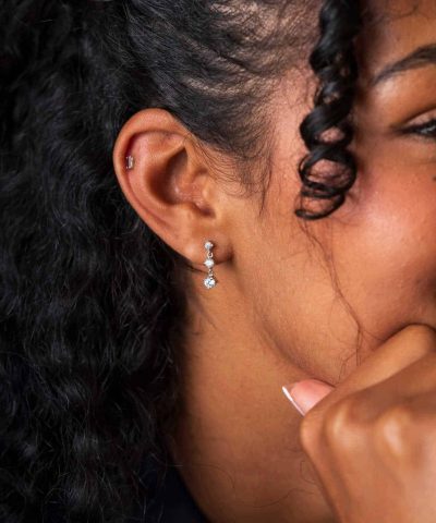 Alternative view of Serena øredobber i sølv med zirkonia