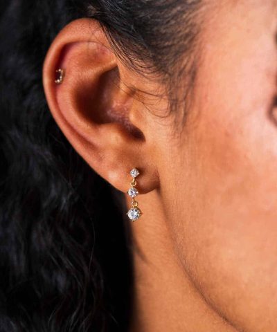 Alternative view of Serena øredobber i sølv med zirkonia