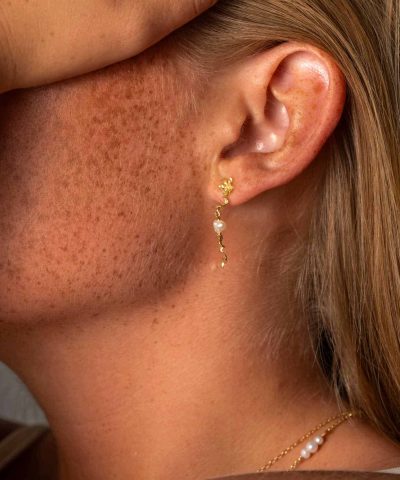 Alternative view of Flower øredobber i sølv med perle