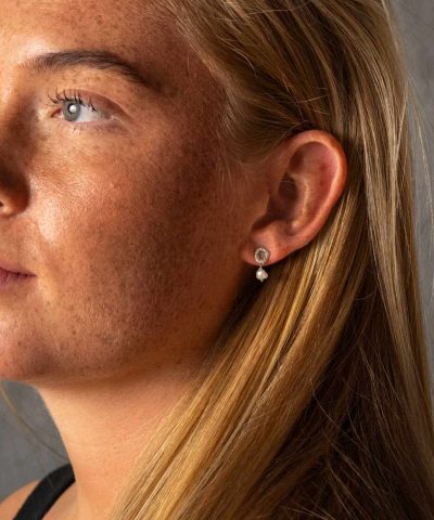Alternative view of Drop øredobber i sølv med perle