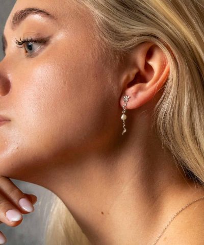 Alternative view of Flower øredobber i sølv med perle