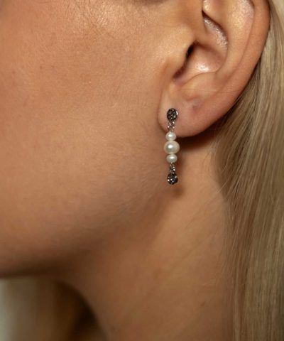 Alternative view of Fairy øredobber i sølv med perler