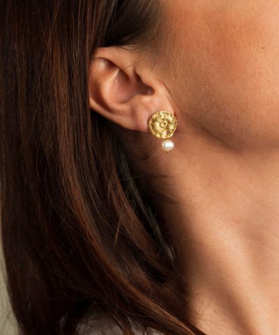 Alternative view of Hero øredobber i sølv med perle