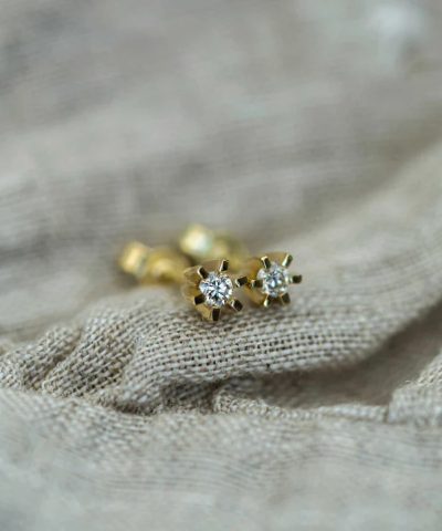 Alternative view of Capella øredobber i gult gull med diamant 0,10 ct WSI