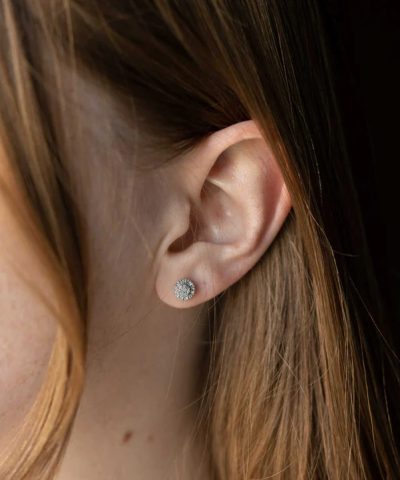 Alternative view of Øredobber i gult gull med diamant 0,012 ct WSI