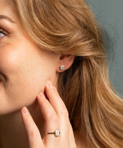 Alternative view of Øredobber i gult gull med diamant og topas 0,06 ct WSI