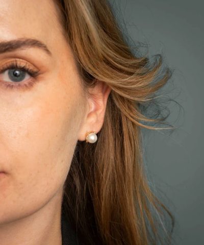 Alternative view of Øredobber i gull med diamant 0,08 ct WSI