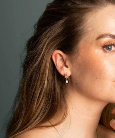 Alternative view of Øredobber i gull med diamant 0,08 ct WSI