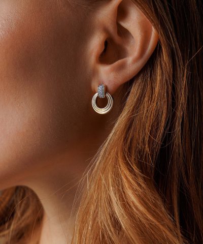 Alternative view of Øredobber i gull med diamant 0,22 ct WSI