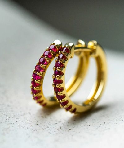 Alternative view of Øreringer i gult gull med rubin