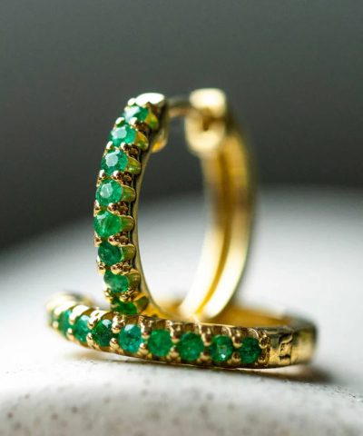 Alternative view of Øreringer i gult gull med smaragd