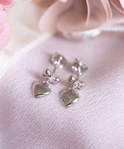 Alternative view of Øredobber i sølv med zirkonia hjerte