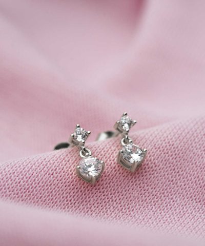 Alternative view of Øredobber i sølv med hvit zirkonia