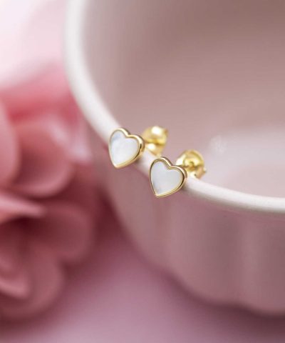 Alternative view of Øredobber i sølv med perle hjerte