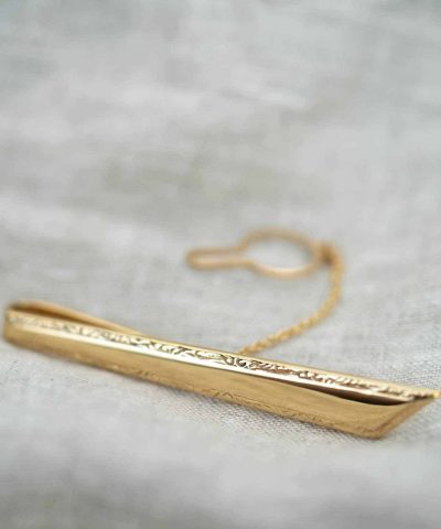 Alternative view of Slipsnål i gull med siselert kant