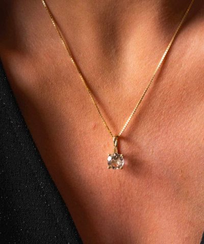 Alternative view of Anheng i gull med bergkrystall