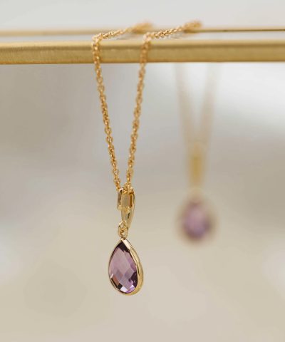 Alternative view of Anheng i gult gull med ametyst dråpe