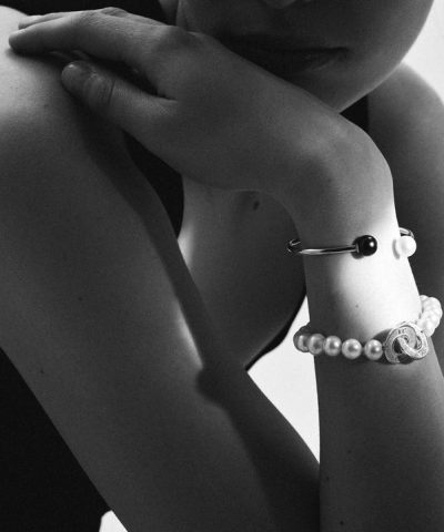 Alternative view of Armbånd i ferskvannsperler 8-9 mm perler med gult gull lås