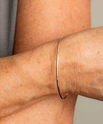 Alternative view of Armring i gull massiv 2 mm