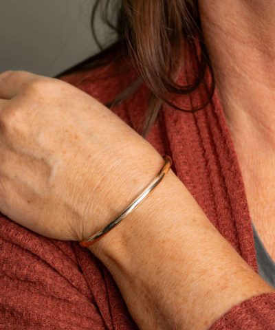 Alternative view of Armring i gull massiv 4 mm