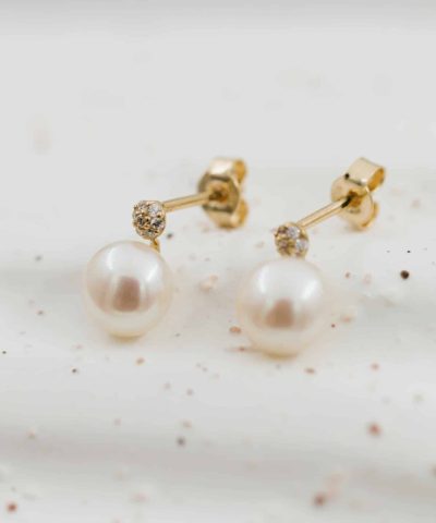 Alternative view of Øredobber i gull med ferskvannsperle