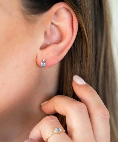 Alternative view of Øredobber gull med syntetisk blå spinell