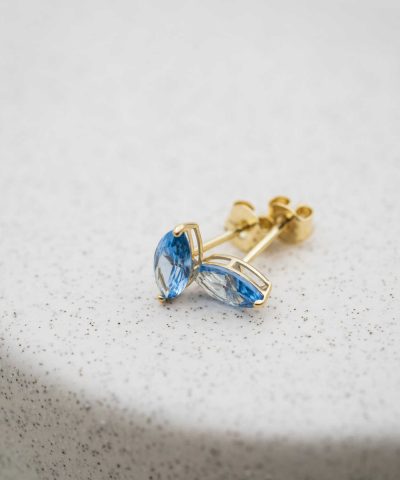 Alternative view of Øredobber i gull med lys blå zirkonia