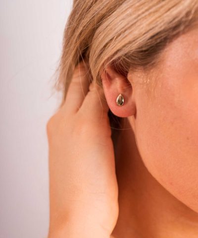 Alternative view of Øredobber i gull dråpe