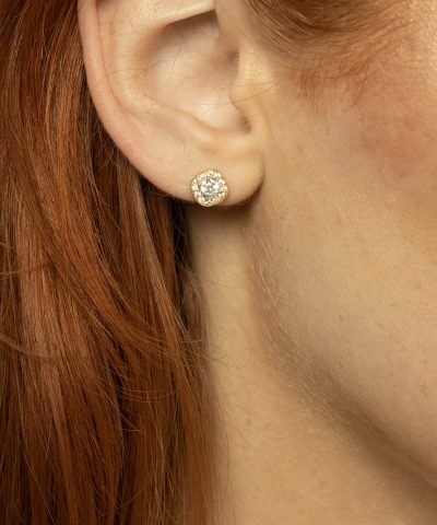 Alternative view of Øredobber i gull med zirkonia