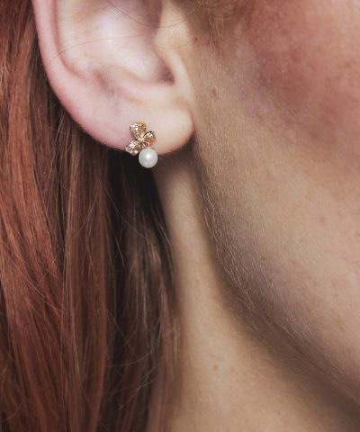 Alternative view of Øredobb i gull med ferskvannsperle