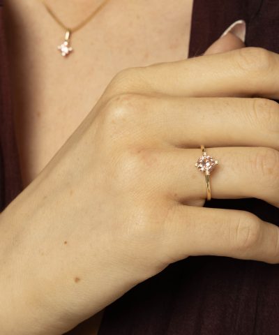 Alternative view of Ring i gull med zirkonia