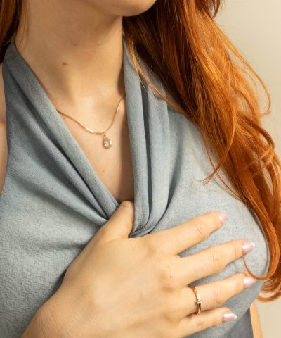 Alternative view of Anheng i gull med blå topas