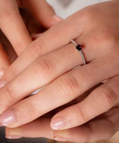 Alternative view of Ring med diamanter 0,10ct med rhodolitt