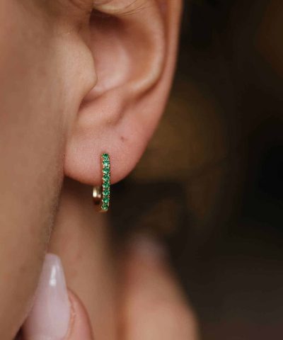 Alternative view of Nora Mørk by Gulldia Øreringer i sølv med grønn zirkonia