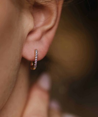 Alternative view of Nora Mørk by Gulldia Øreringer i sølv med lilla zirkonia